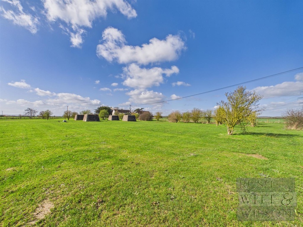 Lot: 100 - WELL PRESENTED DETACHED HOUSE - Gardens
